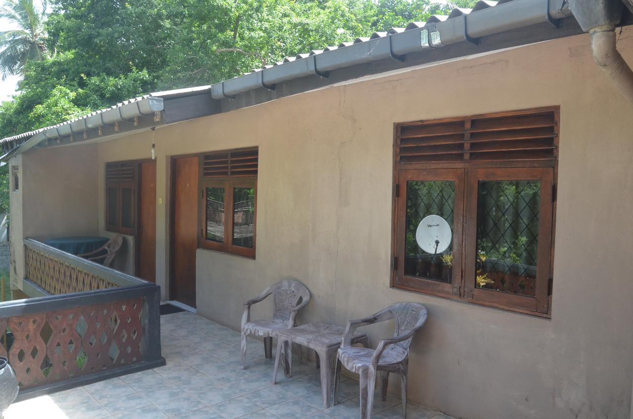 אנוראדפורה Lake View The Tourist Guest House מראה חיצוני תמונה