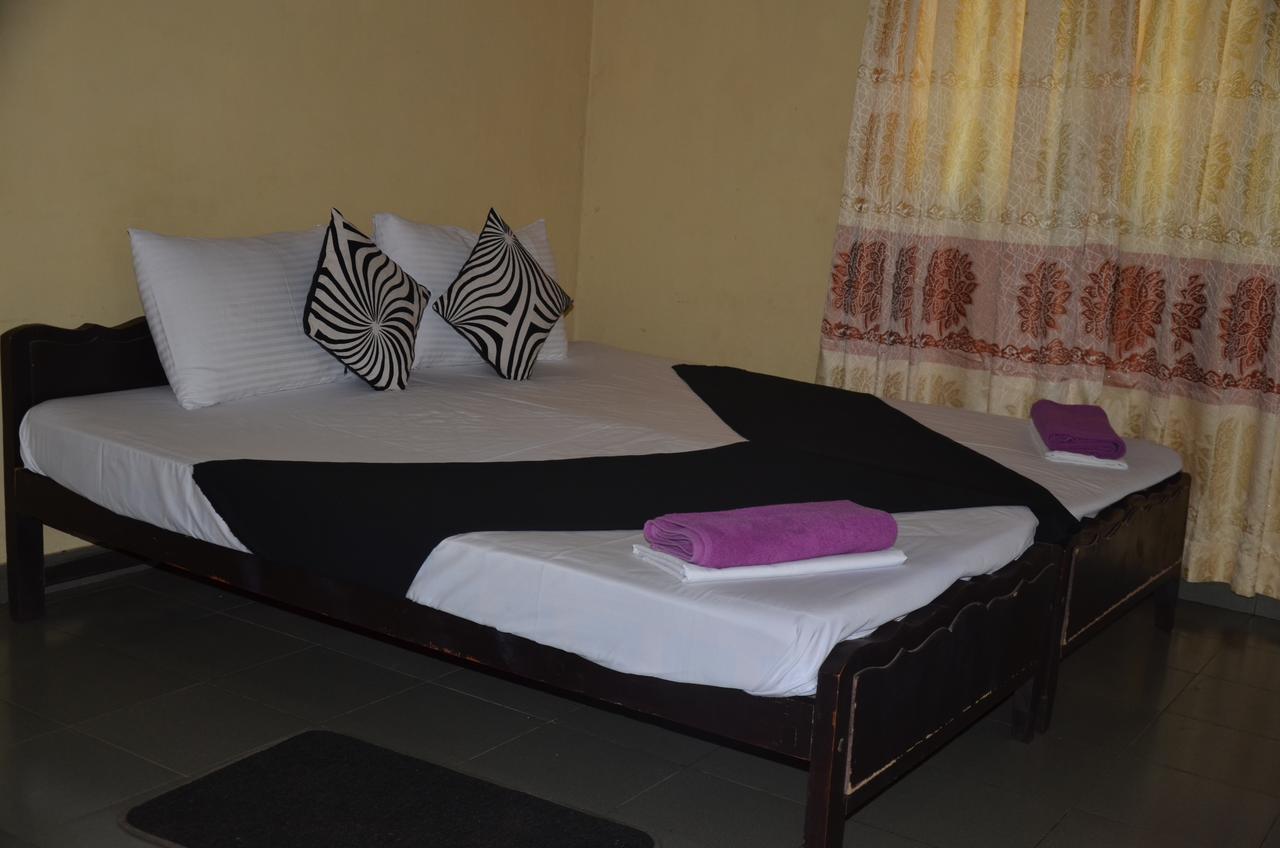 אנוראדפורה Lake View The Tourist Guest House מראה חיצוני תמונה